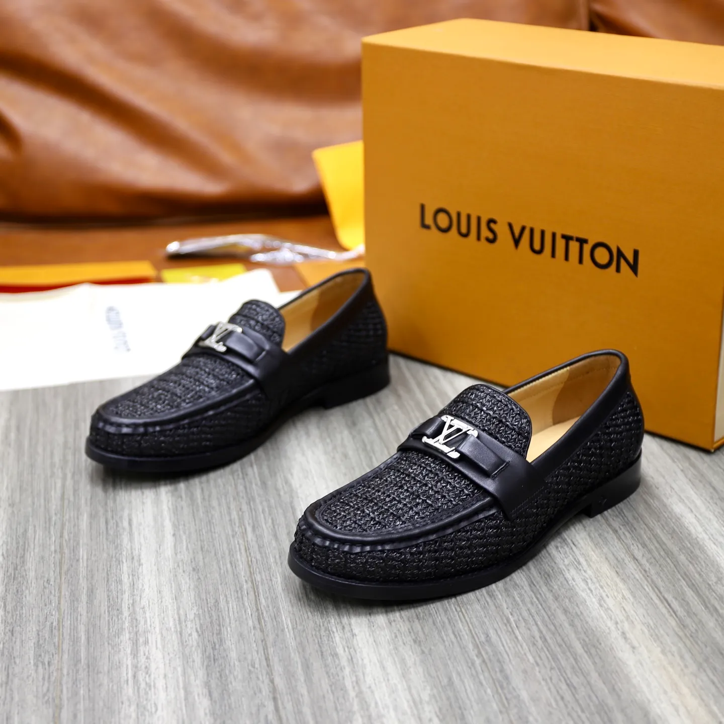 Men's Men's Shoes💰💰920LV Louis Vuitton Slip-on Loafers, top quality products from Guangzhou, ready for sale! This LV Glove loafer is made of selected soft cowhide, with a slightly wrinkled leather surface and a very high-end texture. Each pair is unique. The leather surface is light and soft, with a fine texture and good luster. It is a classic loafer style, with exquisite handmade mark stitching on the toe, and a square toe configuration to highlight the classic style. The horizontal band has hot-printed LV three-dimensional letters, semi-solid handcrafts and a genuine leather outsole, and a rubber patch on the heel to create wear-resistant performance and comfort. One of the must-have loafers for men! Comes with full original packaging! Code number: 38-39-40-41-42-43-44 (38, 45, 46 customized) standard leather shoe code
